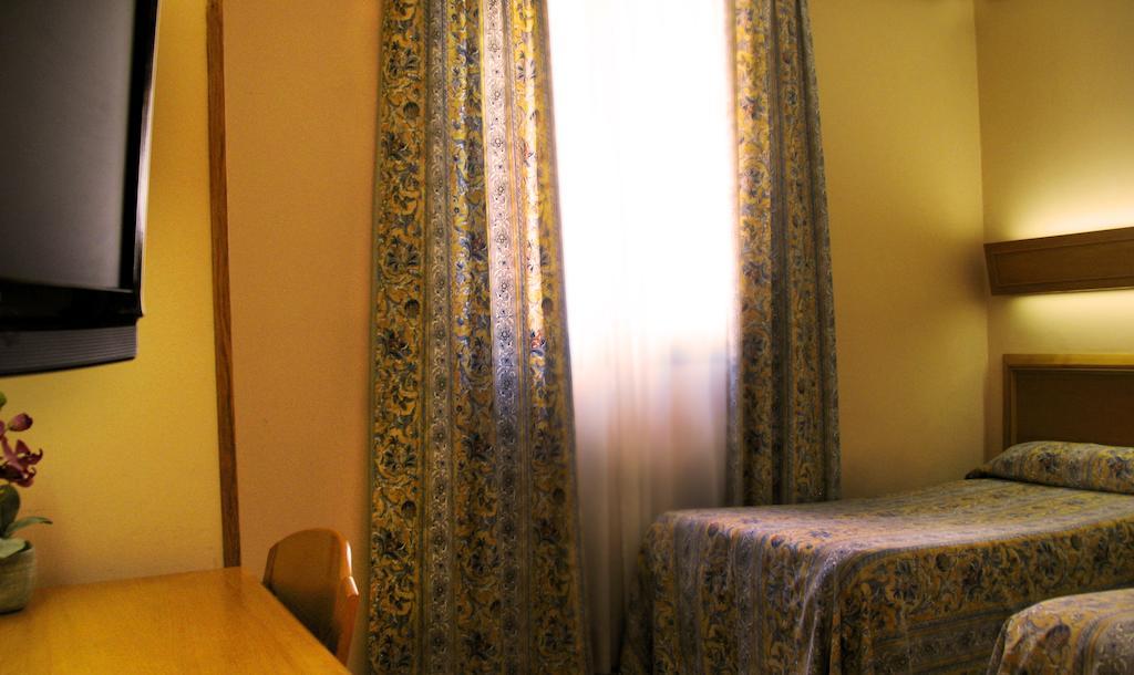 Hostal Los Guerreros Toledo Exterior photo
